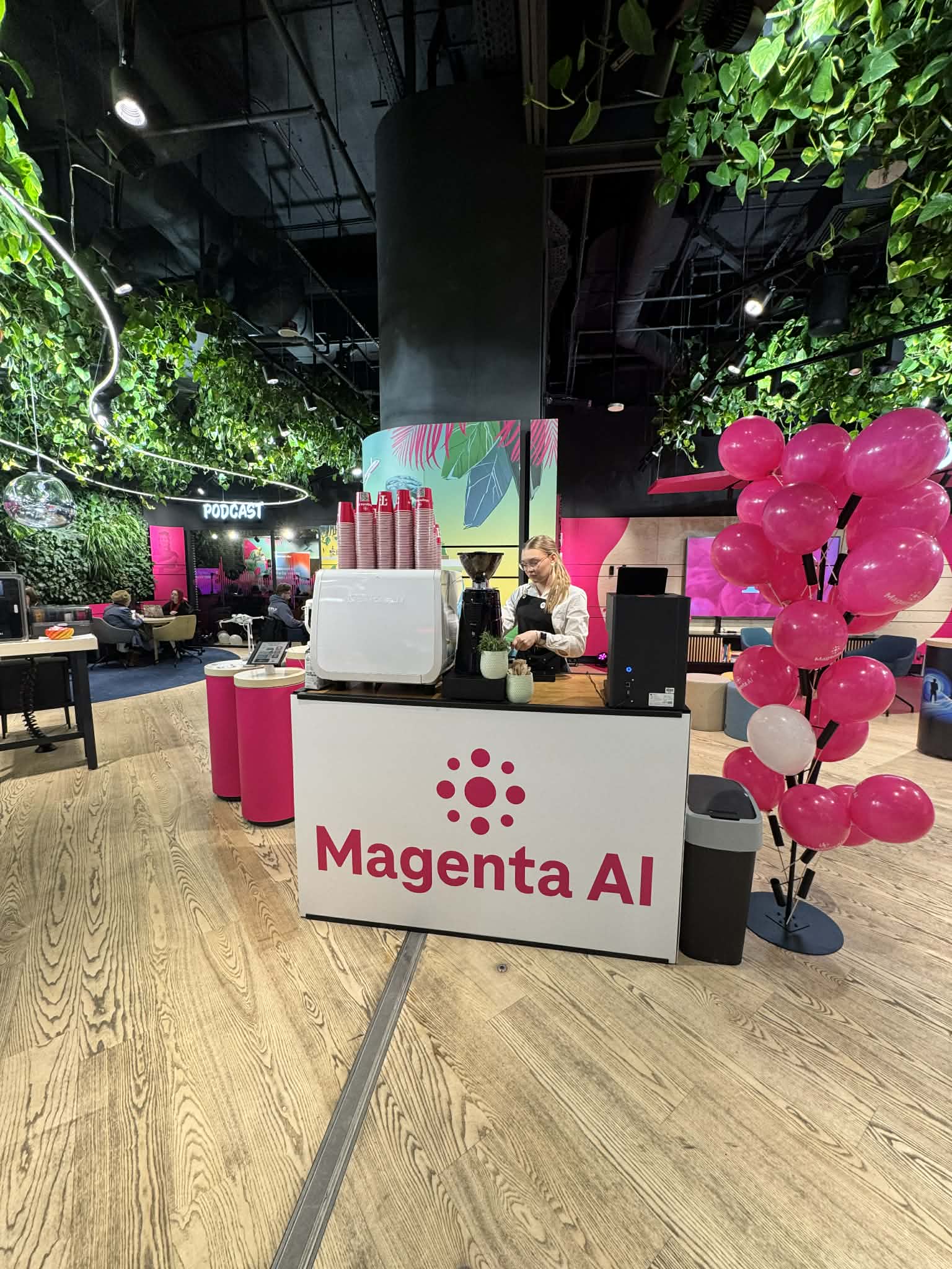 Bar kawowy z nadrukiem logo dla T-Mobile – personalizowana strefa kawowa na evencie
