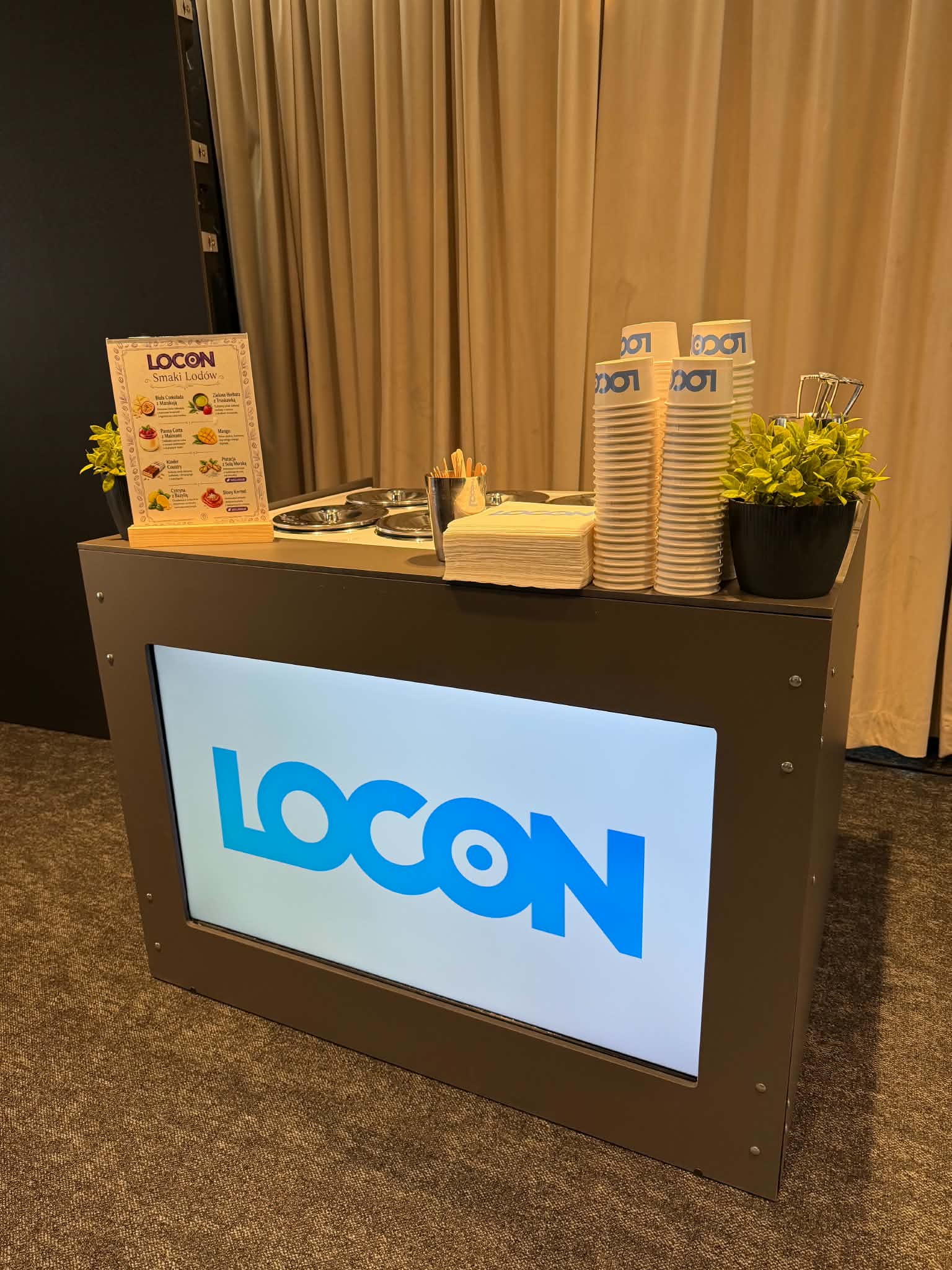 Bar z lodami na event dla Locon – personalizowany Bar z ekranem TV